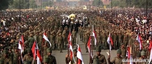 為了最大限度還原真相，導演理查德·阿滕伯勒聘請了3000位群眾演員，穿上上世紀40年代的印度軍裝，擔任中間抬靈柩的士兵；然后又聘請了至少35萬人，擔任路邊的群眾。阿滕伯勒估計最後總共大概有35萬-40萬群眾演員出現在這場戲中。