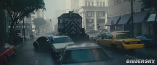 何苦大費周章？諾蘭說：“火車撞街這場戲對於整部電影來說是個非常重要的環節，由於它本身的非現實性，更需要讓它的出現真實得無可挑剔。這種大場面的效果正是動作片的高潮轉折點，通常觀眾情緒的大起大落也在這個時候發生，所以控制好節奏和畫面會對電影的總體品質起著決定性的作用。”