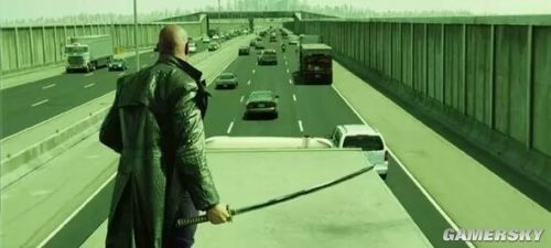 於是，為了拍好這場戲，沃卓斯基姐弟造了一條高速公路。這條路位於加利福尼亞州的海軍基地附近，長2.4公里，沒有任何斜坡，並用一堵高5.8米的墻，擋住了身后的三藩市。