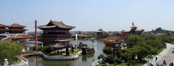 開封:古稱東京、汴京(亦有大梁、汴梁之稱),簡稱汴,有“十朝古都”、“七朝都會”之稱。開封是清明上河圖的原創地,有“東京夢華”之美譽。開封是世界上唯一一座城市中軸線從未變動的都城,城摞城遺址在世界考古史和都城史上是絕無僅有的。
