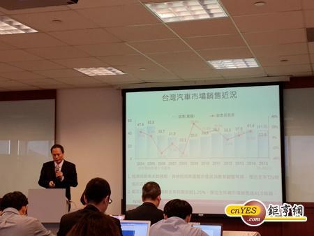 裕日車總經理蔡文榮在法說會上說明今年兩年展望。(鉅亨網記者王莞甯攝)