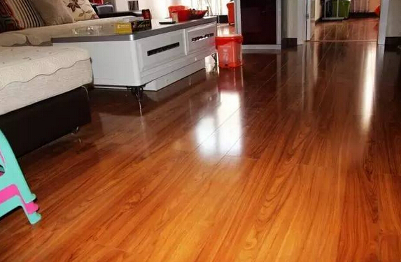 你家的地總起鼓？ 揭秘讓地板耐用10年的小招式