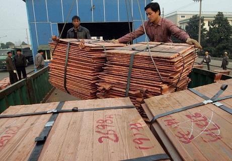 中國工人搬運銅製品。(來源:AFP)