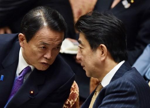 日本財相麻生太郎(左)與首相安倍晉三(右)      (圖:AFP)