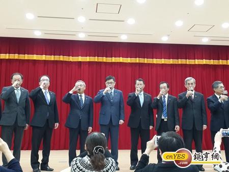 長榮集團媒體春酒活動。圖中為長榮航空董事長張國煒，左3為長榮集團副總裁謝志堅。(鉅亨網記者王莞甯攝)