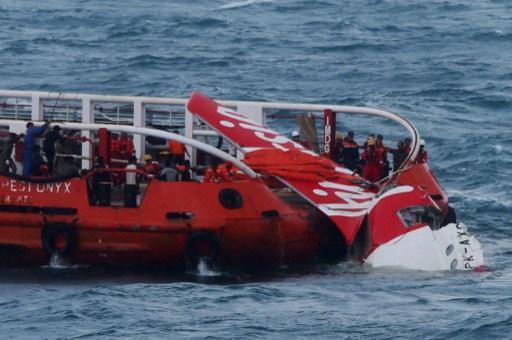 救難人員於空難現場打撈亞航殘骸(資料圖片:AFP)