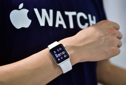 Apple Watch 除了可以在商店付款以外 未來還能轉帳給朋友 (圖:AFP)