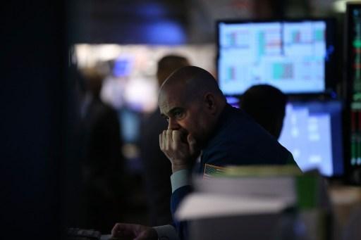 一交易員在紐約證交所工作(圖：AFP)