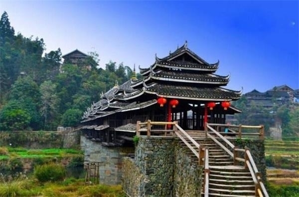 廣西程陽八寨:深山里的侗族大歌。從三江縣城古宜出發,驅車北去20公里,就可以到達程陽八寨。 這個侗寨很集中,由馬安、岩寨、平寨、大寨、董寨、吉昌、平坦、平甫八個自然村落組成,除了吉昌寨和平鋪寨離得比較遠,其他六寨相距都很近,可以慢慢賞玩游覽。