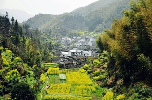 木梨硔是一個坐落在山頂上的村莊,一邊是房子,一邊就是山谷,山谷的另一面,就是江西。