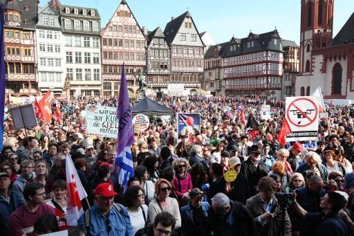 民眾聚集在法蘭克福歐洲央行新大樓前示威抗議      (圖:AFP)