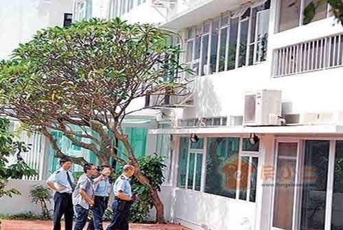 俗語有句“十個光頭九個富”,其實是從風水術語“十個金星九個富”脫胎而來。金星體圓如光頭也。故而“雙金”為發富陽基。但雙金結穴須細考,不是處處好地方,經云:“雙金降曲水,結穴各—邊。”按口訣,龍穴定必結在兩山腰,而兩山中間下跌處最忌立宅,皆因“水泛陽基”。