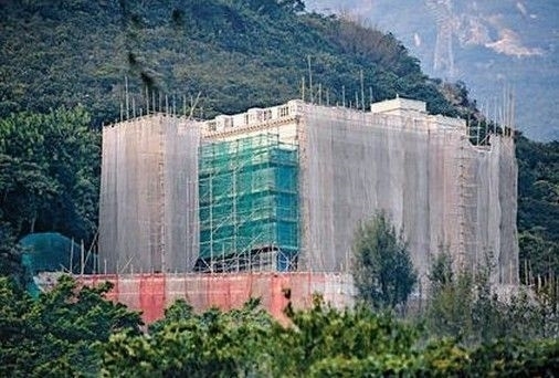 這座新豪宅的舊址是1994年李嘉誠發妻莊月明去世后,才轉到李個人名下,由於豪宅見證李嘉誠從經營塑膠廠到如今富可敵國的華人首富,故被李視為“陰陽匯聚”的風水寶地。因此盡管多年來因兒孫的誕生,讓他屢次抱怨“不夠地方住”,卻始終不愿搬離舊址。