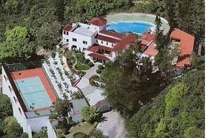 古代風水師認為:“山環水抱”、“藏風聚氣”的地方風水最佳。“山環水抱”之處直接受到山水靈秀之氣的潤澤,無論從磁場學、美學還是心理學的角度來看,確實都是理想的選擇。所以古代的高士隱居林壑、發達國家的富庶居民移居效外山水之間,這都是深得我們風水學三味的。