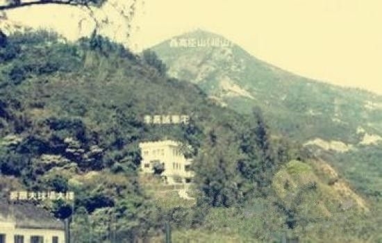 當然,作為高安保級別的豪宅,安全專家必然建議李嘉誠在住宅核心部位設置一個安全室。當住宅遭到敵人攻擊淪陷時,李家家人可以躲入其中,等待救援。此類安全室有獨立的氧氣供應系統,並且一旦反鎖,則只能從里面打開。這個安全室有良好的裝甲和保溫阻燃系統,即便被大火包圍,也能在一段時間內保護里面人員的安全。