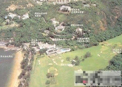 李嘉誠的一座豪宅位於香港深水灣道79號,樓板面積達500多坪的豪宅,充滿歐陸建筑風格,樓高4層,包括一樓設有5個車位的車庫,豪宅內並有室內室外兩座泳池。頂樓大廳設置一座玻璃窗臺,盡覽無敵海景。