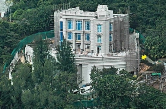 由於李宅所處位置在半山山坡,該地塊本不是平整地基,在建造房屋時進行了地基平整,以人工方式建成了一個平臺來承載建筑物。從安全的角度來看,這個人造平臺必須經過鋼筋混凝土的加固,因此外人很難通過地下土工作業的方式潛入院內。這個宅院的圍墻高3米多,一般人很難翻越。即便進入,仍舊在人工平臺之下,安保人員居高臨下,很容易發現入侵者。