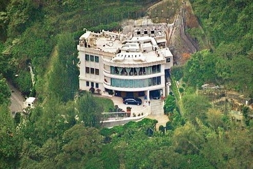 從衛星圖上看,李家住宅的背后有環抱型山體。這種選址顯然是基於東方風水學的考慮,風水學講究環山聚氣。然而,這樣的選址在安全上必須考慮有人從后山偷襲的可能。因此,李家住宅在后山方向也設置了圍欄和圍墻,避免外人輕易闖入,而且前門迎面方向建筑物高於后宅建筑。這使得后宅成為一個環抱型的院落,更利於安保。