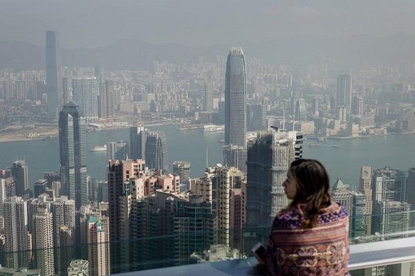 入港跑單幫的中國人太多，中國實施新限制，恐衝擊精品業。(圖：AFP)