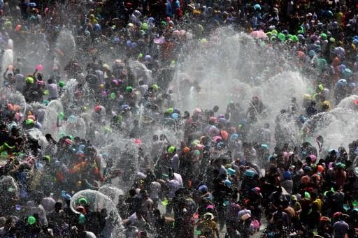 中國雲南省少數民族慶祝潑水節      (圖:AFP)