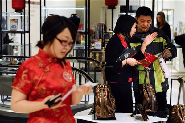 中國遊客購買奢侈品金額再創新紀錄(圖：AFP)