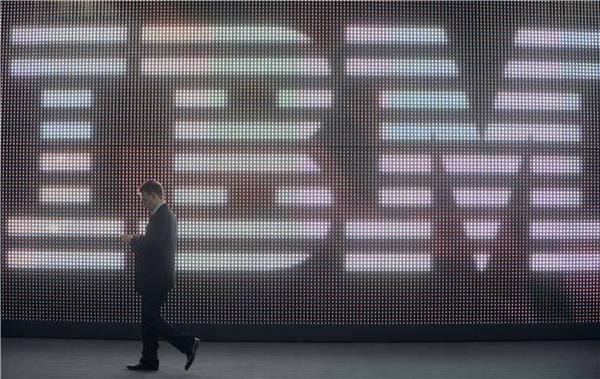 IBM 首季每股盈餘超出預期，但營收受美元拖累下滑12%。 (圖:AFP)