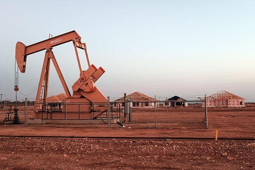 油價大跌重創能源產業 業者希望政府能解禁原油出口 (圖: AFP)