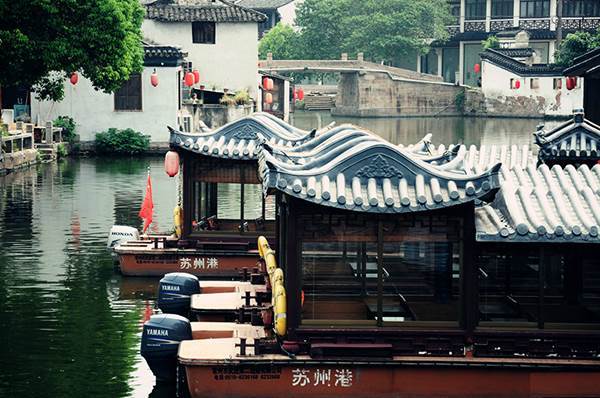 蘇州城和同里鎮，坐車只有半個小時的路程。可是，繁華的城市和通幽的小鎮，卻有著遙不可及的距離。很多時候，距離，不是用路程來丈量，而是用心去經歷。所以，當你決定去漂泊的時候，你不用一個人背上包去天涯海角，只需來到同里，這個有著“小橋，流水，人家”般詩情畫意的江南古鎮。