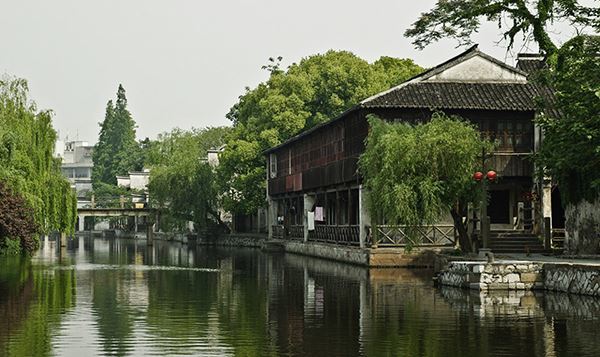 南潯，和眾多江南古鎮一樣，具有典型的水鄉風貌，不同的是，是最耐得住寂寞的一個。周莊有陳逸飛畫過的方圓雙橋，甪直有葉聖陶寫過的萬盛米行，烏鎮有茅盾筆下的林家鋪子，南潯則默默地守候著她濃厚的文化積淀，等待著真正懂她的游人們，毫無怨言。