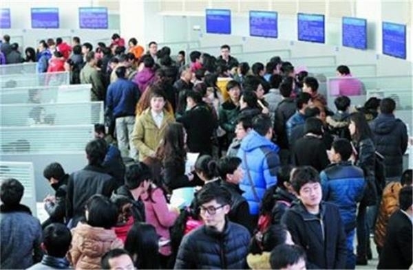 青島：房價10000元/m2，大多年輕才俊的月收入一般3000元左右，所以年輕人在青島壓力很大。青島開發區的房價也漲得離譜，現在已經達到8000元/m2以上，白領的月工資一般是2500元，壓力較大，月薪是房價的1/4.