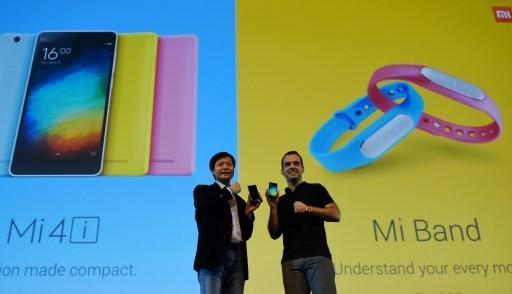 小米創辦人雷軍(左)與國際營運部門副總裁Hugo Barra(右)在米4發表會 (圖:AFP)