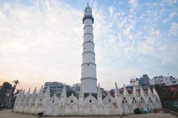 達拉哈拉,又稱比姆森塔,是尼泊爾主要地標之一,也是加德滿都最高的建筑,高達52米,直插藍天。