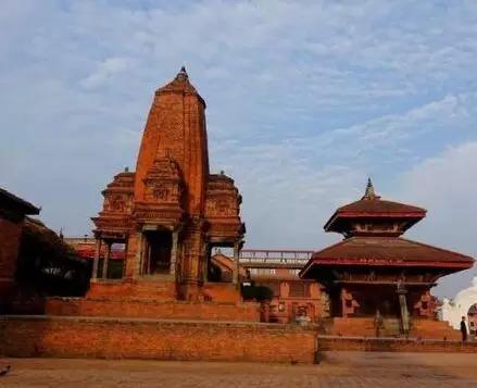 濕婆神廟(shiva temple)是另外一個頂部損毀的廟宇,看名字就能知道,這座神廟供奉的大神依舊是濕婆。這也不奇怪,作為印度神話中地位最高的大神,濕婆的廟宇遍布尼泊爾的各個地區。
