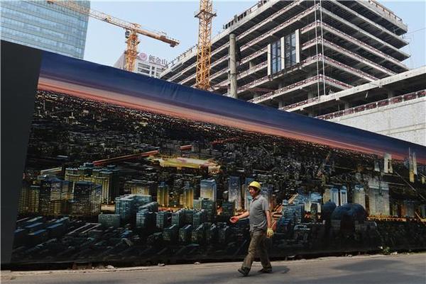 工人走過北京一建案(圖：AFP)