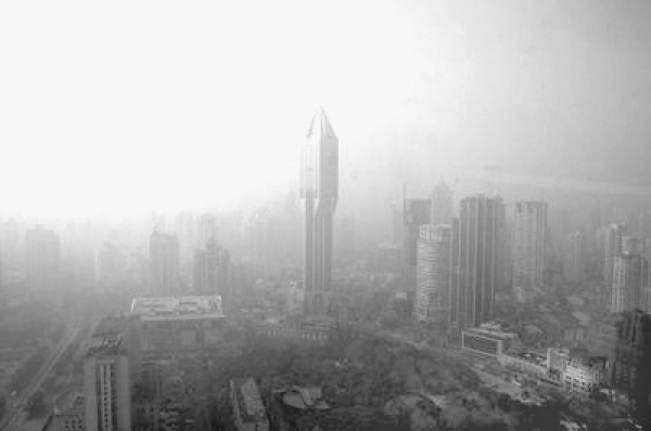 由於熱空氣的流動，對上部空間進行擠壓，導致室內壓力室外壓力，所以對於上部房間，這一過程正好相反，這就導致了上部房間的空氣實際上是自下部房間的污濁空氣流動過來的。