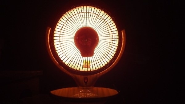 還有另一種方式是加熱豎向空間頂部的空氣，增大室內和室外空氣的密度差，加劇這種熱壓效應，這也是一種很好的解決辦法。