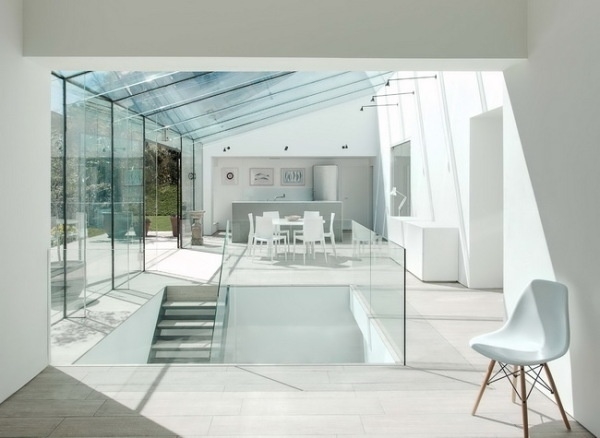 這樣通過太陽透過屋頂玻璃，利用溫室效應加熱排風井的空氣溫度，並適當增高排風井高度，是有可能將中和面做到所有房間以上的。