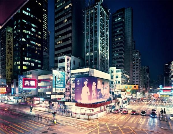 攝影師帶你真是記錄香港的街景。香港，繁華的國際化大都市。1842年至1997年，香港是英國的殖民地；1997年7月1日，中國對香港行使主權。地處珠江以東，與廣東省深圳市相接。香港是中西方文化交融的地方，香港把華人智慧與西方社會制度優勢合二為一，以廉潔的政府、良好的治安、自由的經濟體系及完善的法治聞名於世。