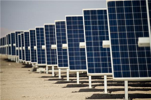 隨著太陽能電池迅速發展，專家表示將影響傳統電力企業。(圖：AFP)