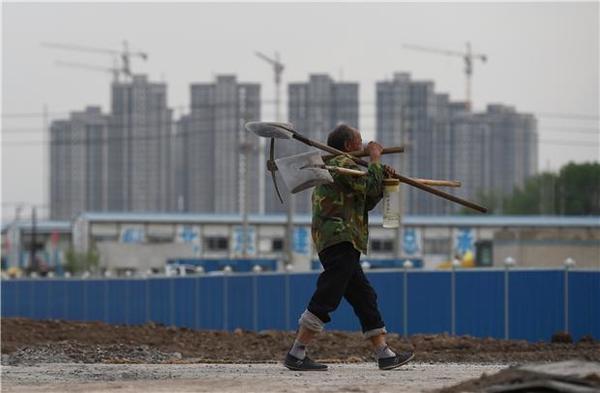 一人走過天津的公寓前(圖：AFP)