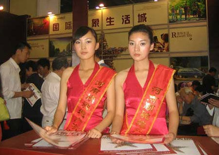 如果開發商沒有按照之前的設計規劃建造，通常情況下，正規的開發商會按照顧客提供的有效地址寄出函件，告知你們這一情況，並且會提到賠償或同意退房等協商條款，客戶可根據實際情況來處理權力。但是開發商在沒有告知客戶的情況下就擅自改變規劃，那么開發商就違規了(商品房買賣合同上有關於設計變更的權力和義務)，買方可以通過向主管部門投訴或向法院提起訴訟等途徑爭取合法權利。但是在實際中，遇到這種情況最好的辦法還是約集幾戶利益共同受損的買家到開發商售樓部座談，記住哦，最好是售樓部。