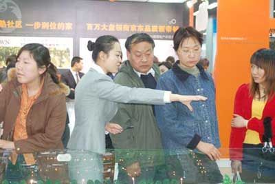 謊言一：“優惠僅限這幾天” 這是最常見的謊言之一，比如“優惠僅限這幾天”、“這樓認購很火爆”、“你看中的樓又被別人看中”等，這些謊言極容易造出一種緊張的氛圍，讓購房者跟著緊張而趕快買房。這其實打的是一場心理戰。