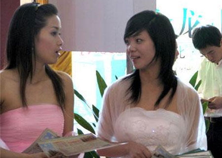 謊言三：我們這里有…… “我們這里將設定省一級名校”、“我們這里將建設有商業步行街”等等，在很多樓盤，售樓小姐會一再地強調該樓盤的配套、綠化率、外國某公司設計、外資物業管理等，又不斷地向購房者構筑一幅幅美麗藍圖—幾年以后這里將成為大型生活社區，繁華的商業區等，這些都有可能只是售樓小姐筑的夢。