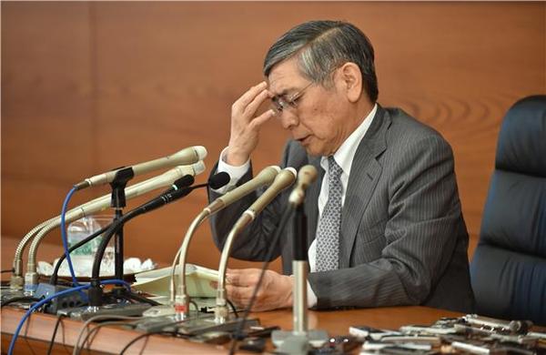 日本央行行長黑田東彥欲續推寬鬆政策，不過央行卻面臨無債可購的窘境。 (圖:AFP)
