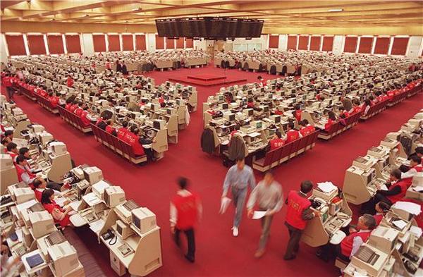 漢能、高銀集團等個股股價一夕重挫，引發外界對港股監管關注。(圖：AFP)