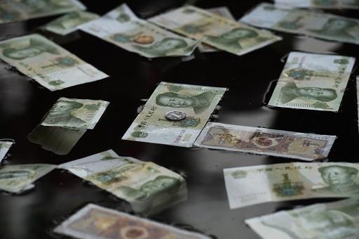 IMF認為人民幣不再被低估 政府現在應加速放寬匯率限制 (圖:AFP)