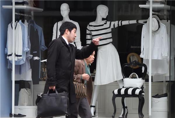 日本就業市場回溫，基本工資上漲，仍不足提升民眾消費信心。 (圖:AFP)