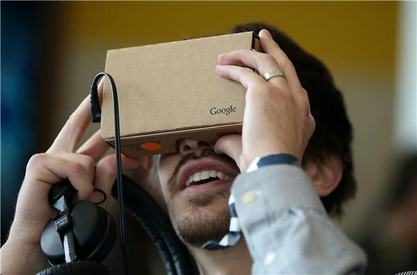 Google 推出第二代 Cardboard 虛擬實境頭戴裝置。 (圖:AFP)