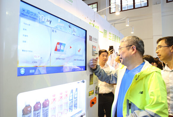 興業銀行總行陳錦光副行長使用手環體驗移動支付