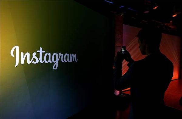 一人在Instagram的logo前拍照(圖：AFP)